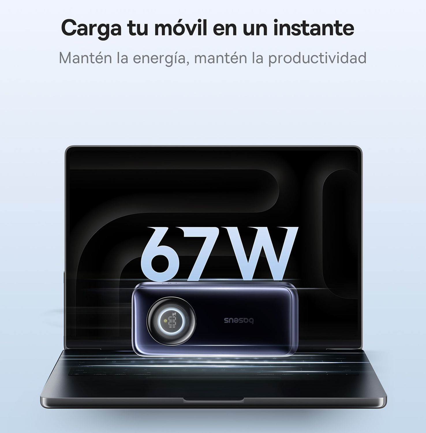 Un banco de energía ante un portátil, con 67W arriba y texto en español.