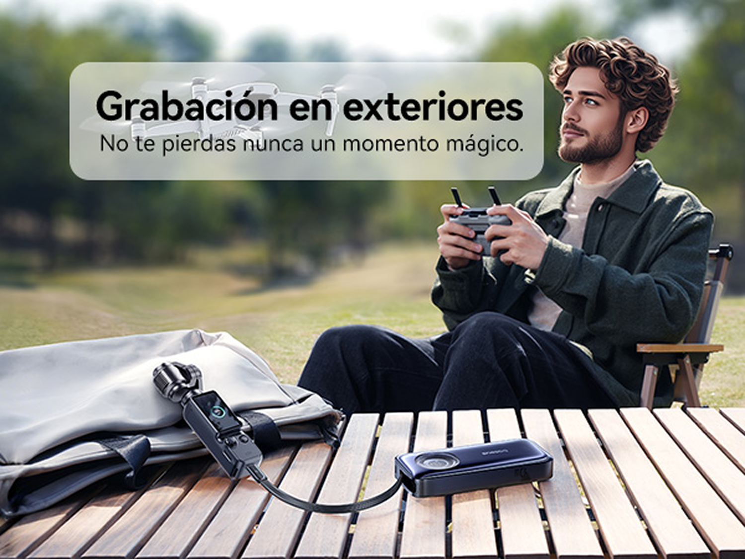 Un joven pilota un dron en un parque mientras hay aparatos sobre una mesa de madera.