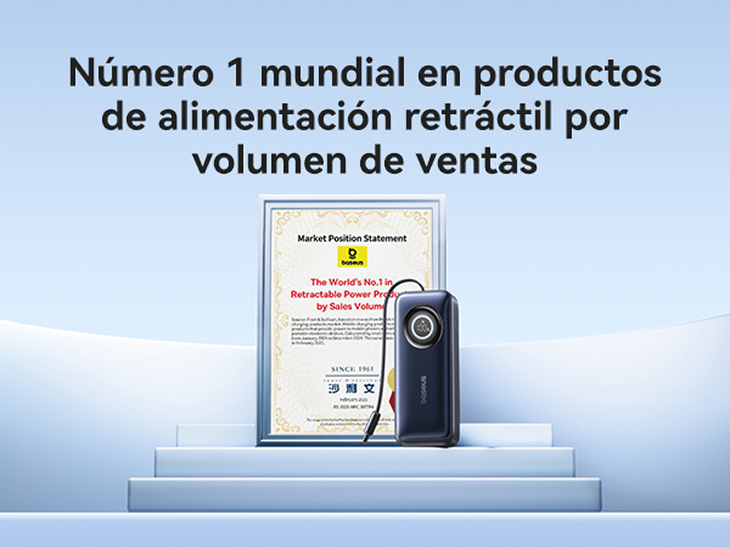 Un certificado y una batería portátil sobre escalones ante un fondo azul con texto en español.