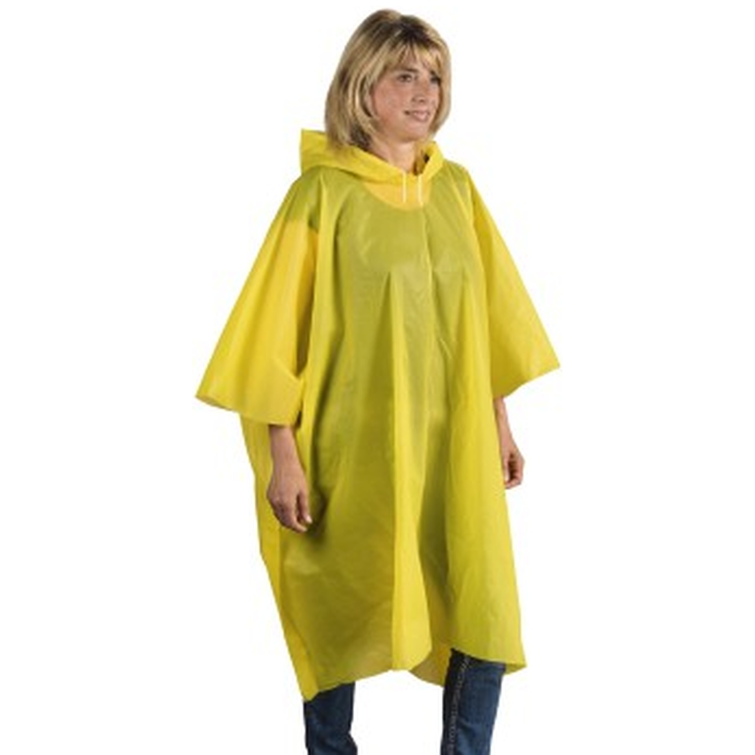 Een blonde vrouw in een gele regenponcho en blauwe jeans tegen witte achtergrond.