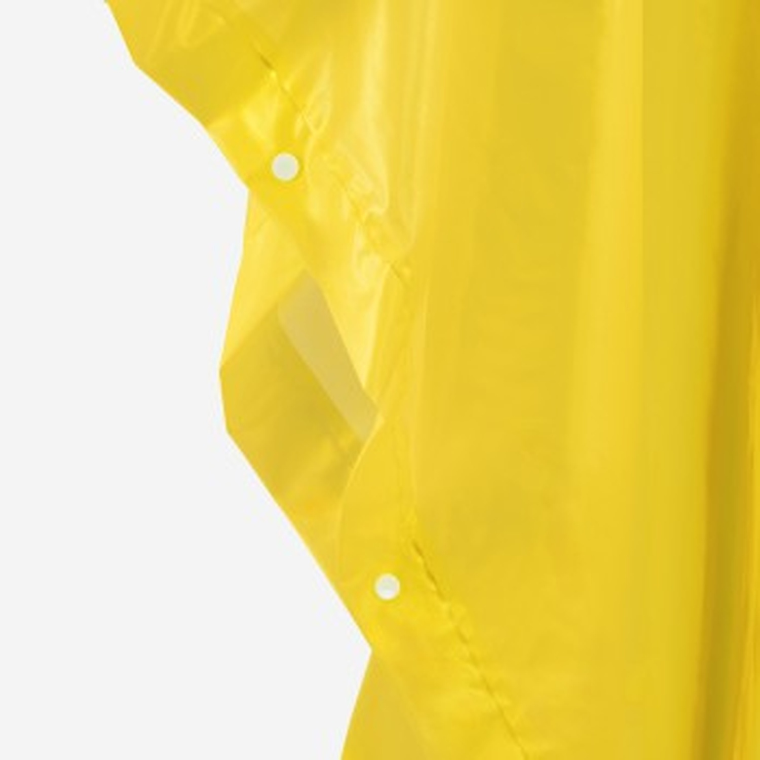 Een felgekleurde gele plastic poncho met witte drukknopen tegen een lichte achtergrond.