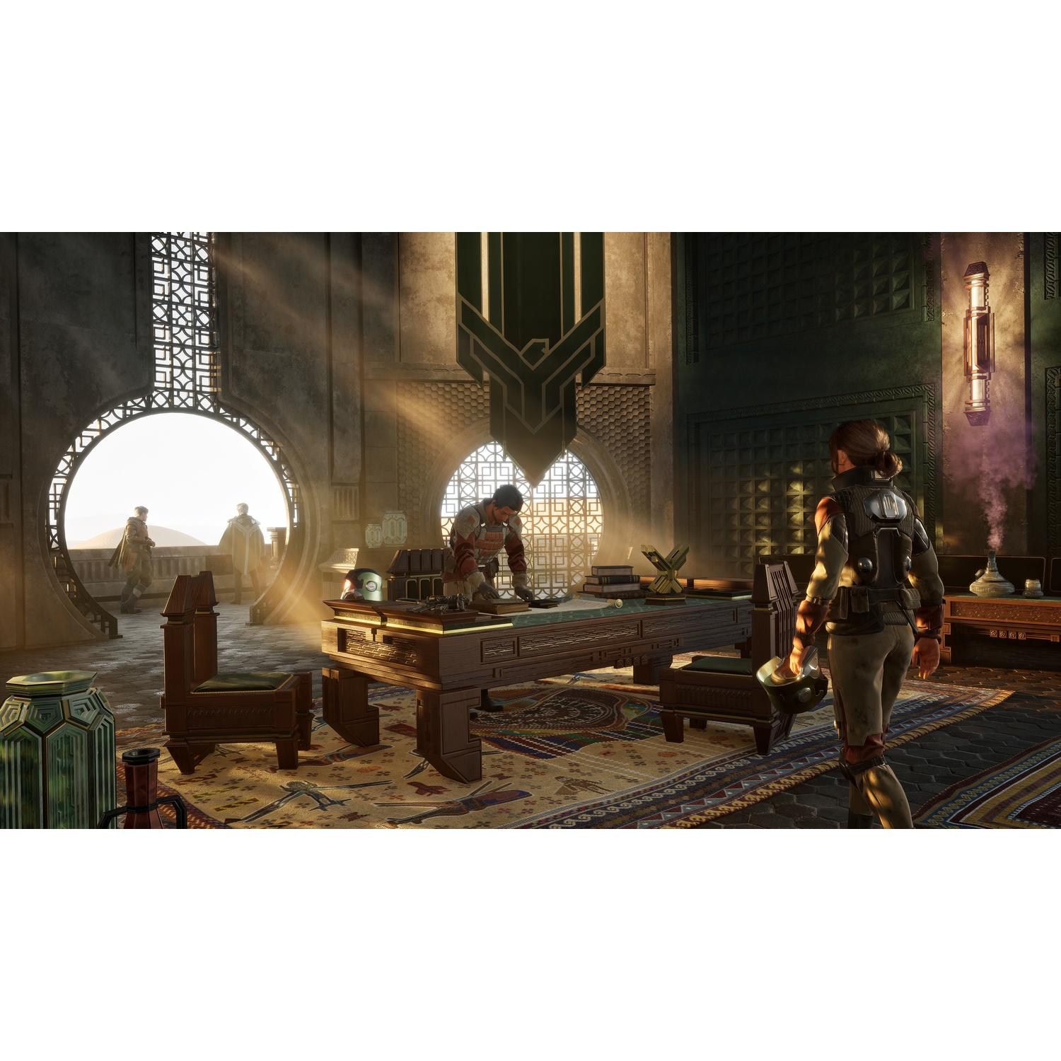 Une femme en armure futuriste entre dans une grande pièce où un homme travaille à un grand bureau en bois.