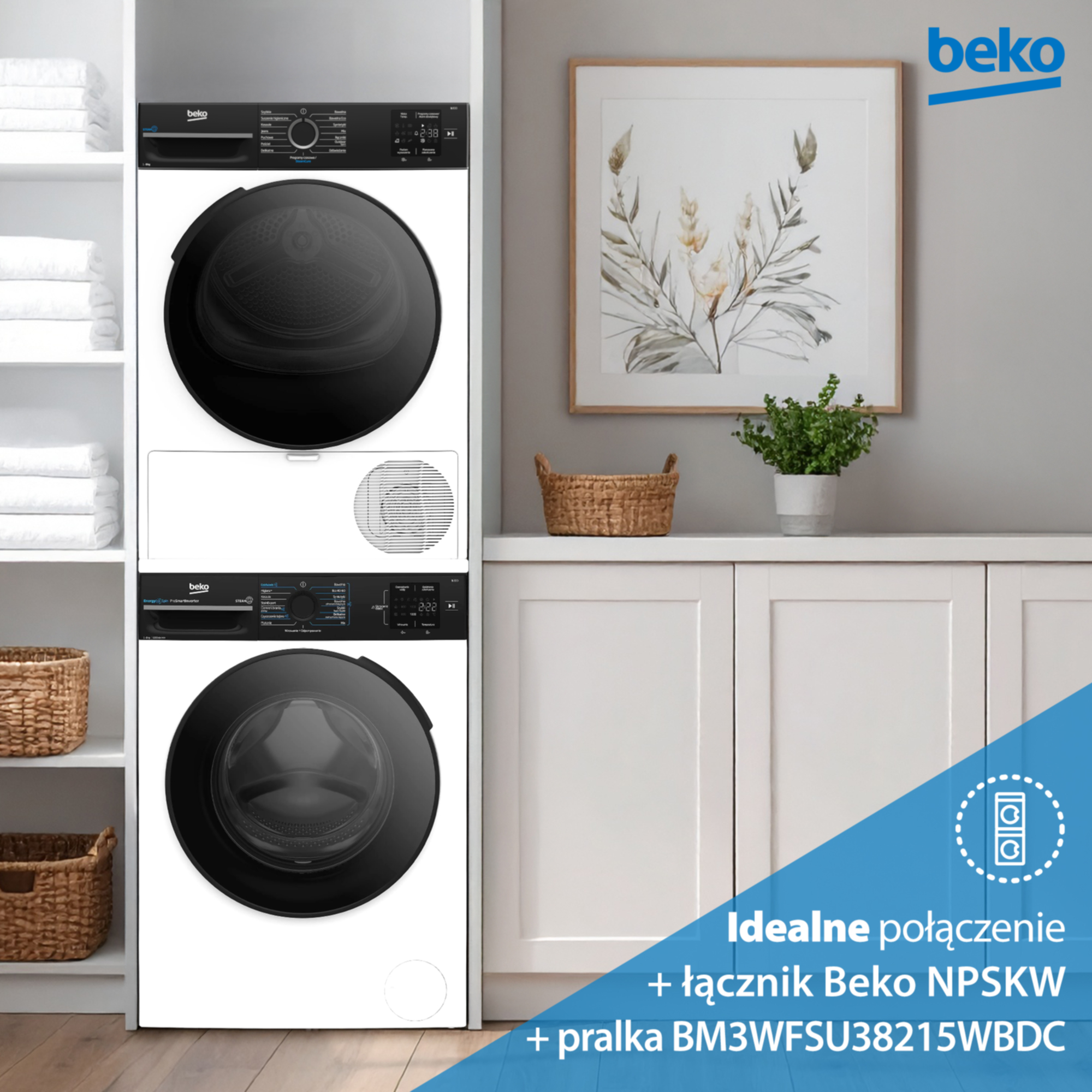 Pralka i suszarka Beko w słupku w pralni z białymi szafkami, obrazem botanicznym i koszami.