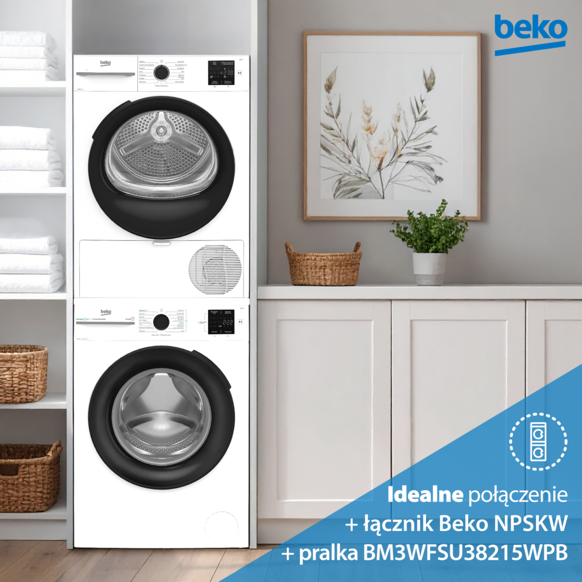 Ustawiona w słupku pralka i suszarka Beko w pralni z białymi szafkami, półkami i oprawioną grafiką roślinną.