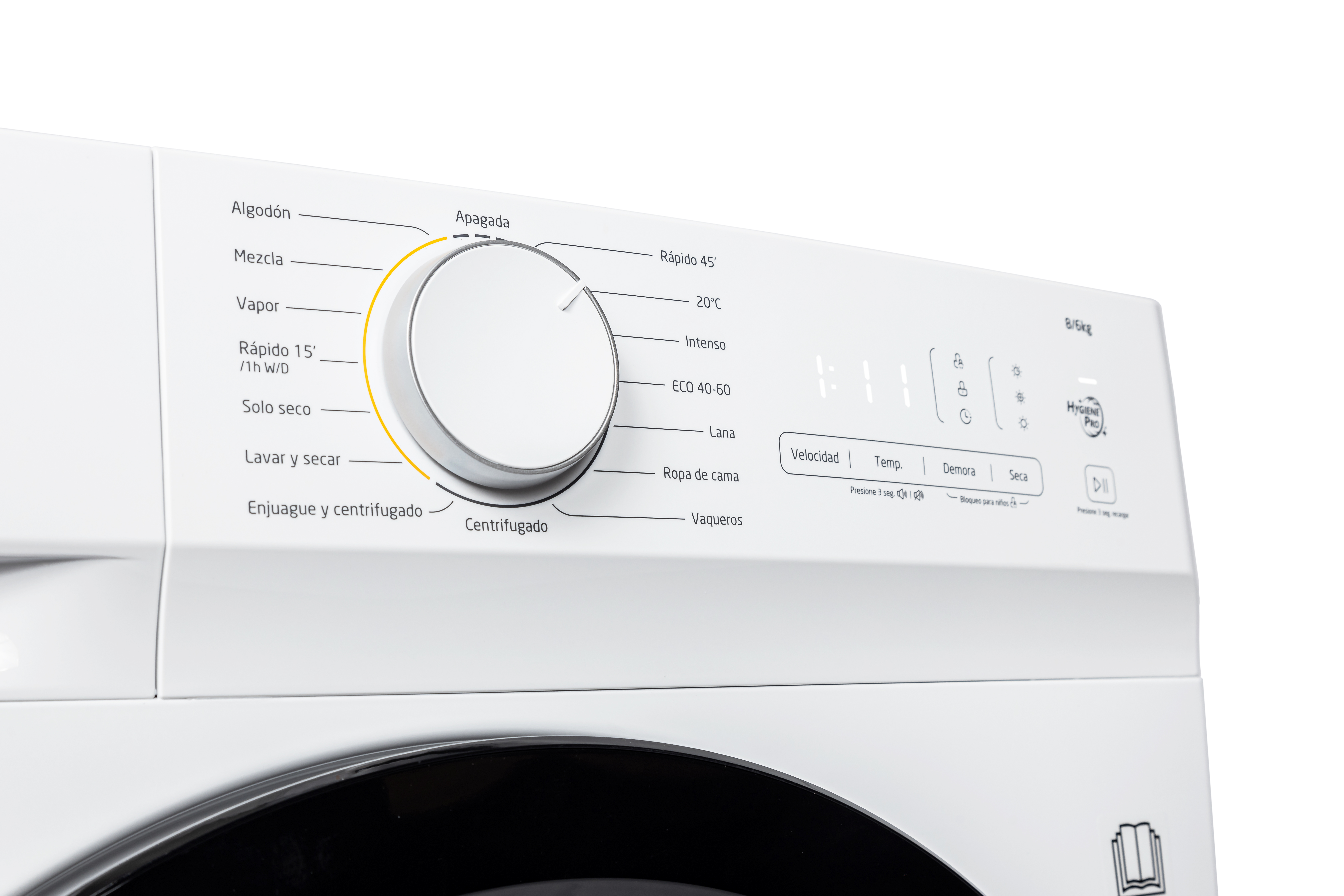 Primer plano del panel de control de una lavadora blanca con selector giratorio, pantalla digital y etiquetas.