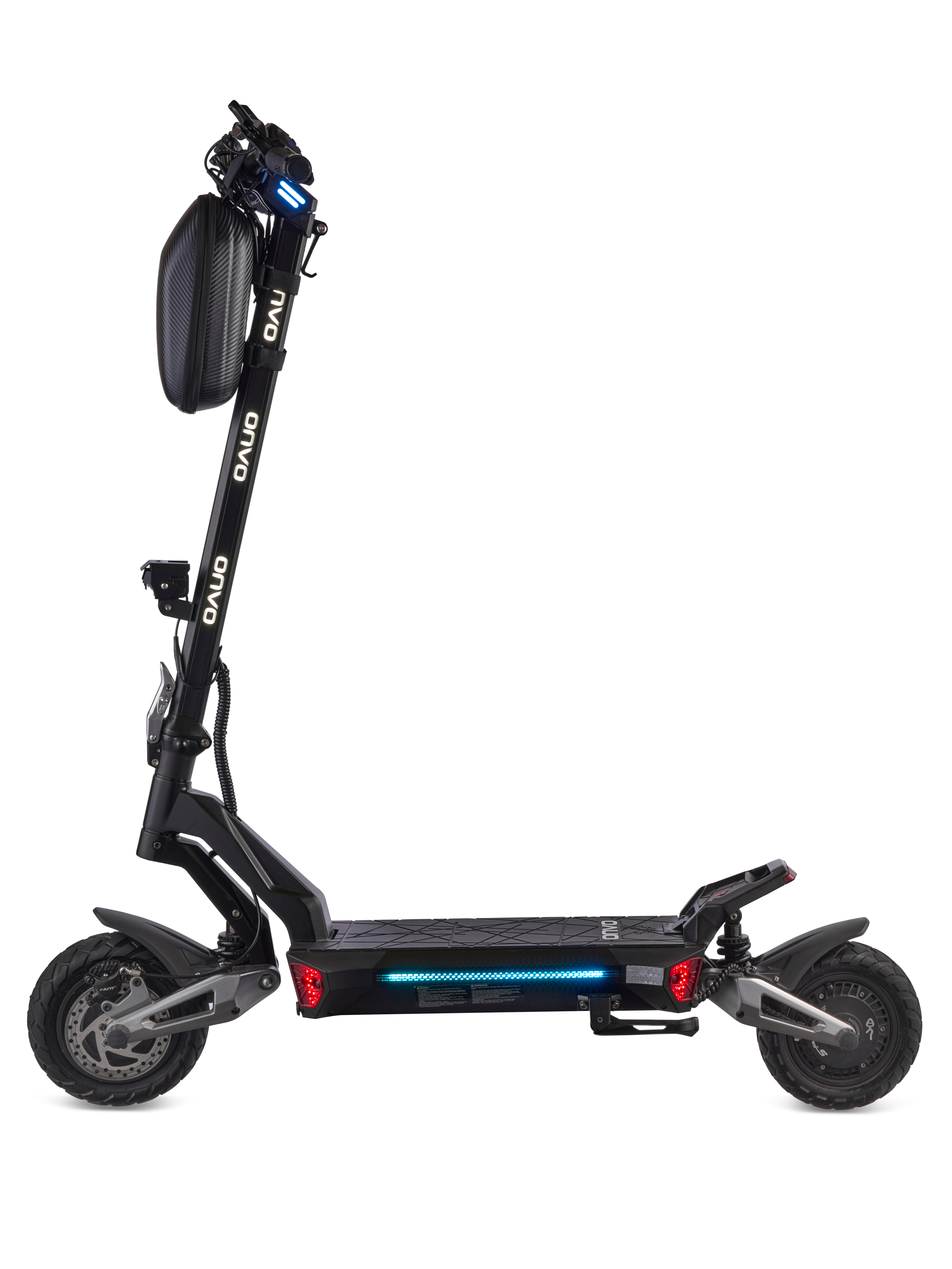 Beyaz arka planda tabanında mavi ışık, tutma yerleri ve gidon çantası olan siyah bir elektrikli scooter.