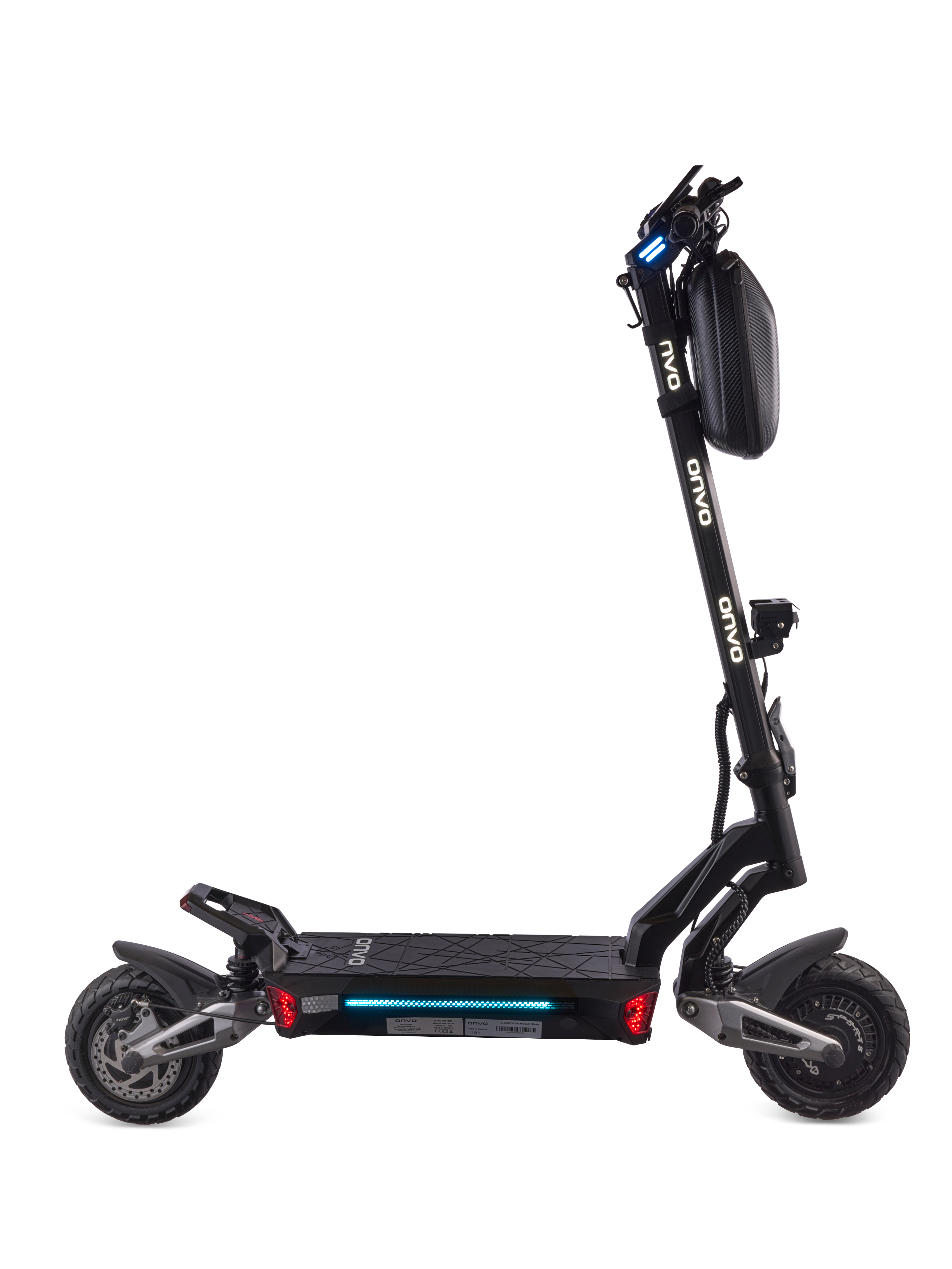 Tabanında mavi ışık ve gidonunda çanta olan siyah elektrikli scooter, beyaz arka planda.