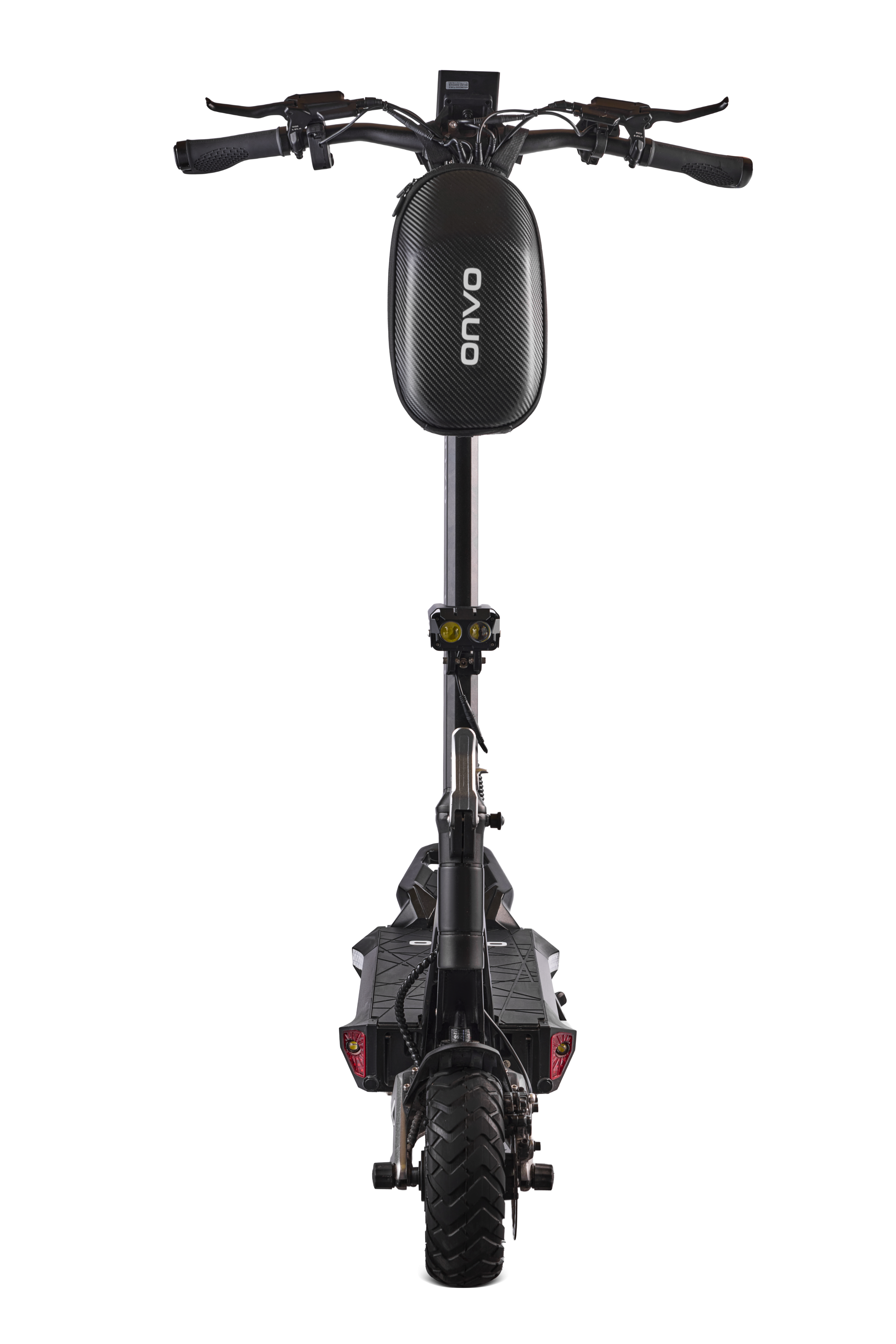 Beyaz arka planda gidon çantalı siyah elektrikli scooter'ın önden görünümü.