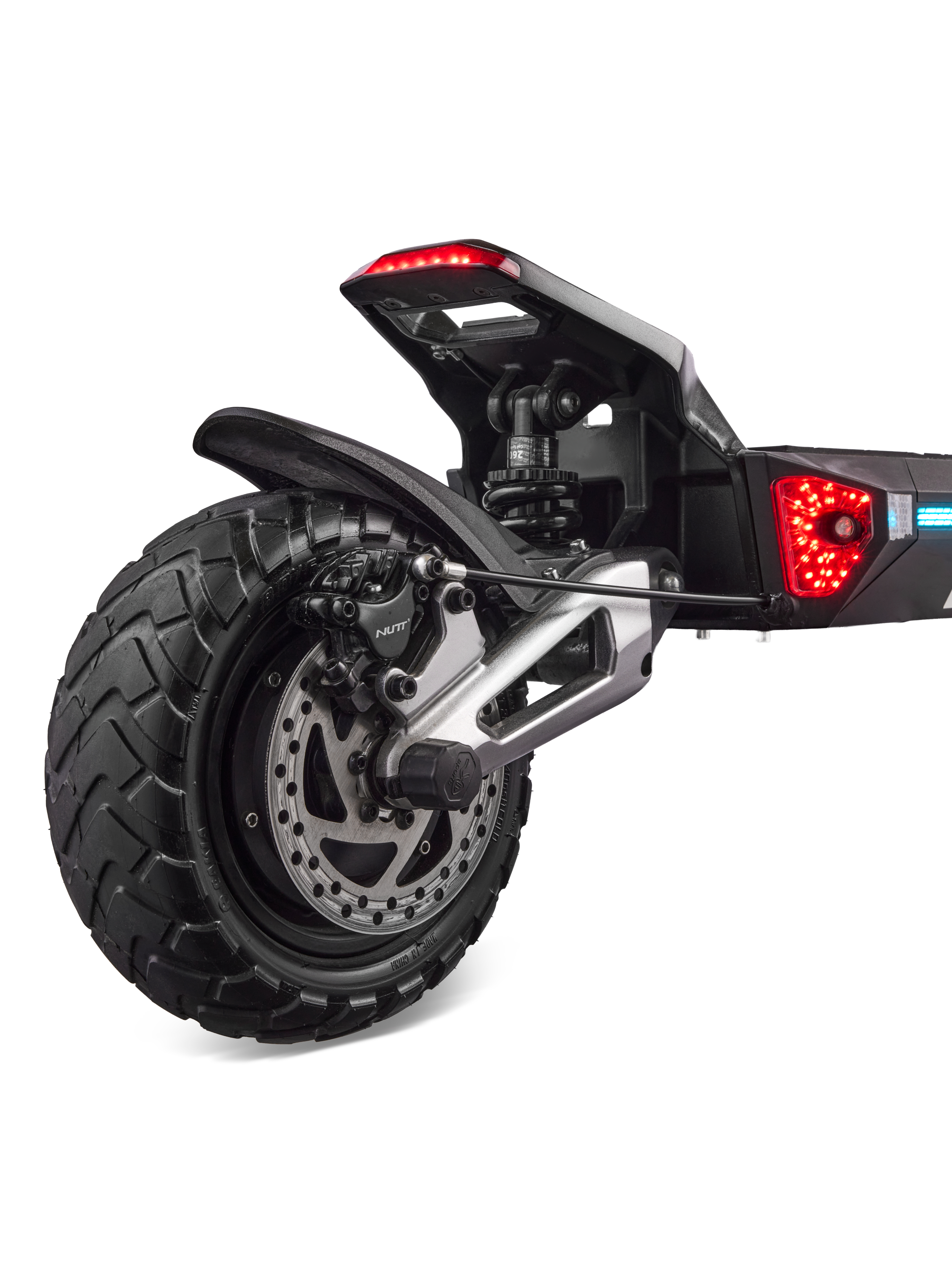 Geniş lastik, disk fren, süspansiyon ve yanan arka lambalara sahip elektrikli scooterın arkadan görünümü.