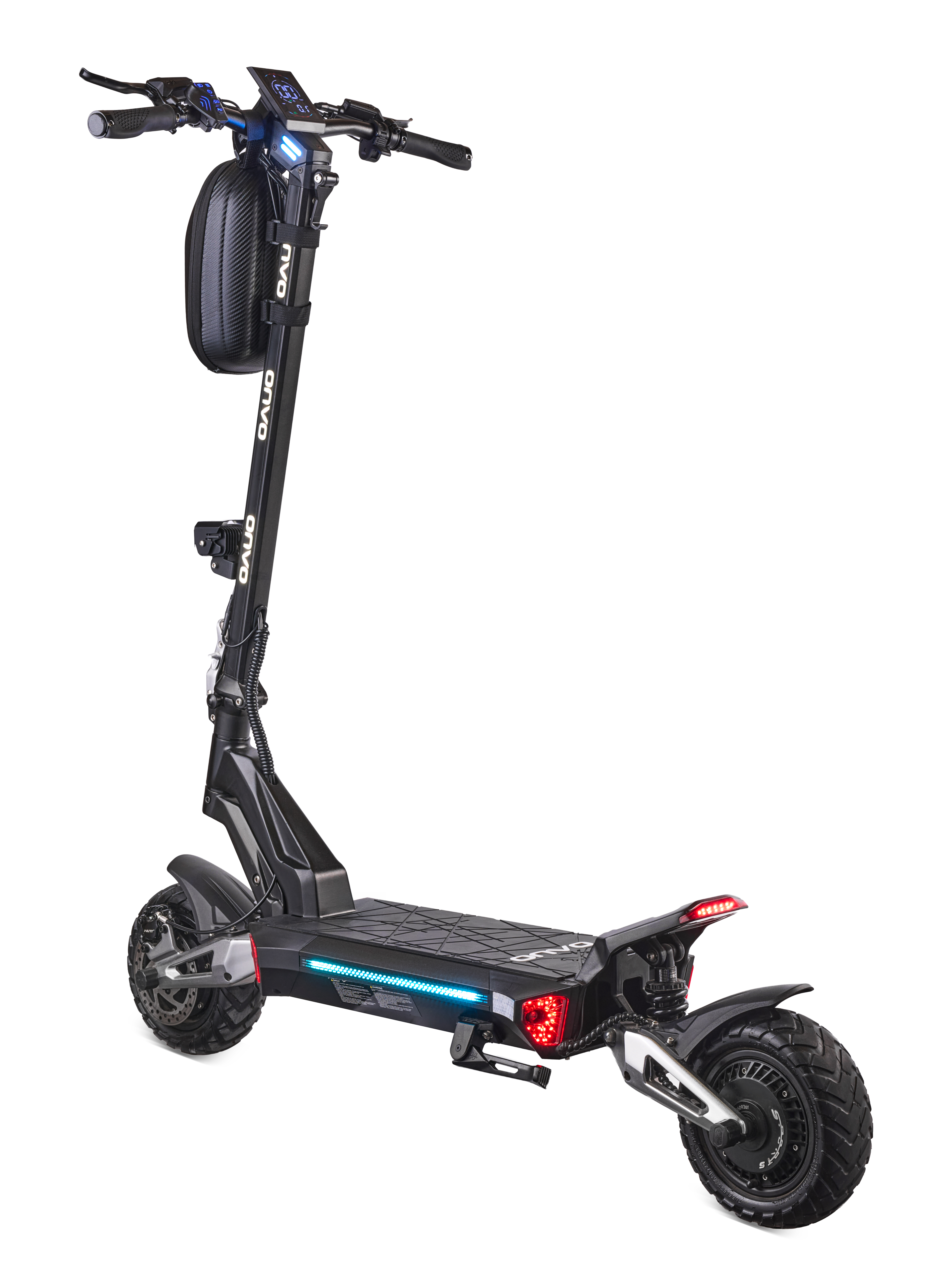 Geniş lastikli, gidon çantalı, ışıklı ekranlı ve kırmızı arka lambalı, beyaz arka plan üzerinde siyah elektrikli scooter.