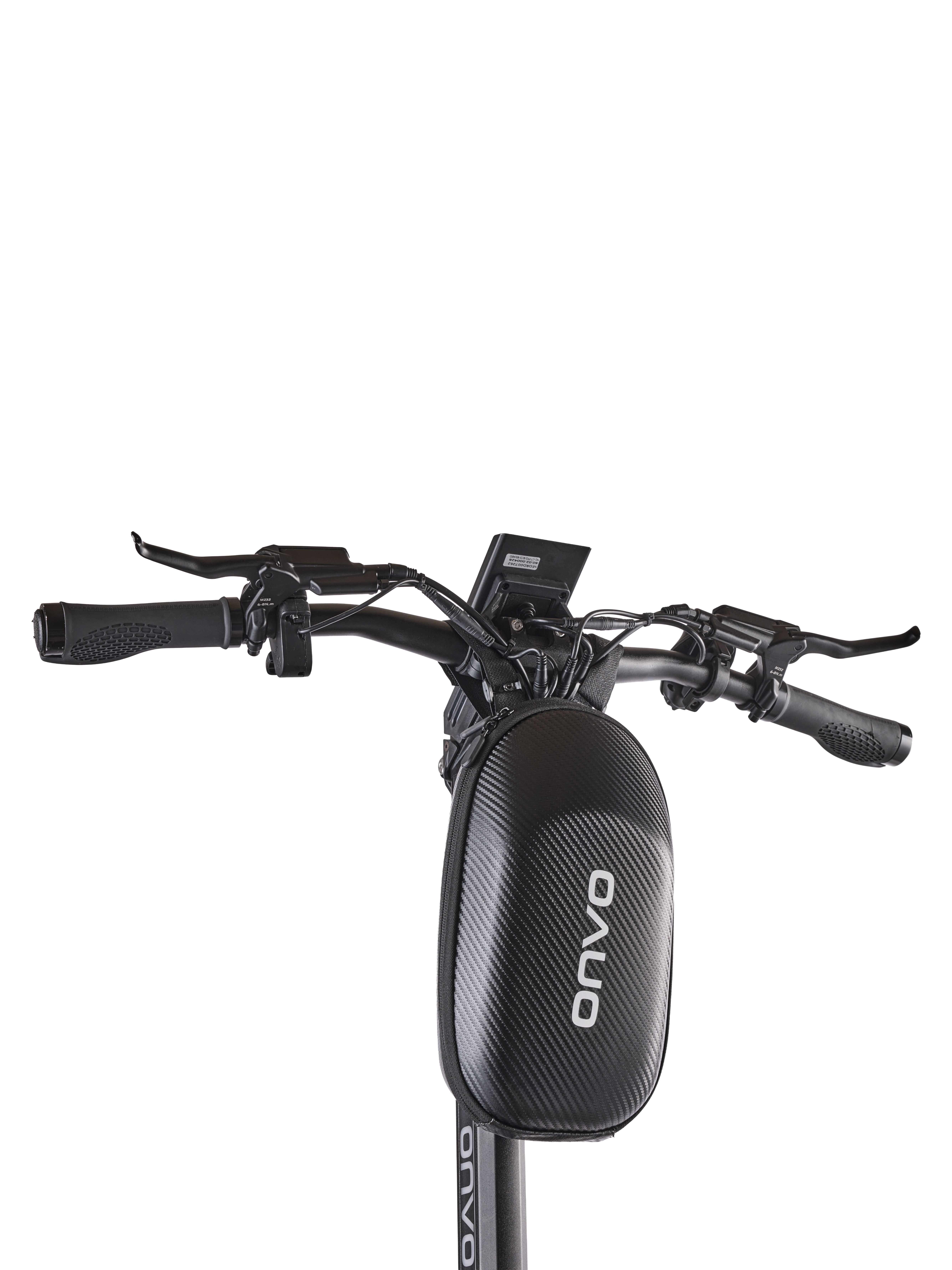 Frenleri, ekranı ve siyah dokulu gidon çantası olan bir Onvo scooter'ın gidonu.