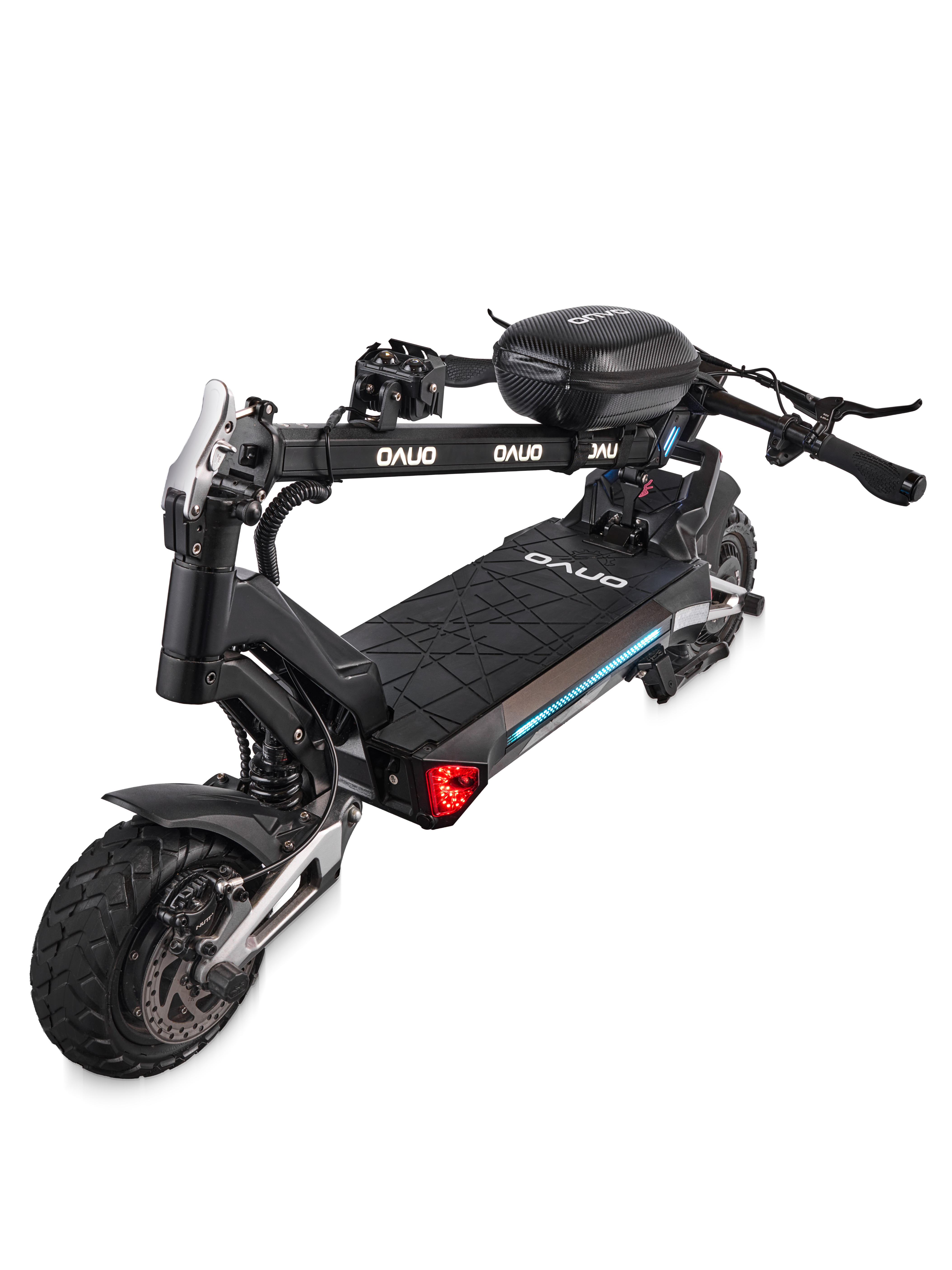 Gidon çantalı, aydınlatmalı tabanlı ve dişli lastikli siyah Onvo elektrikli scooter beyaz arka planda.