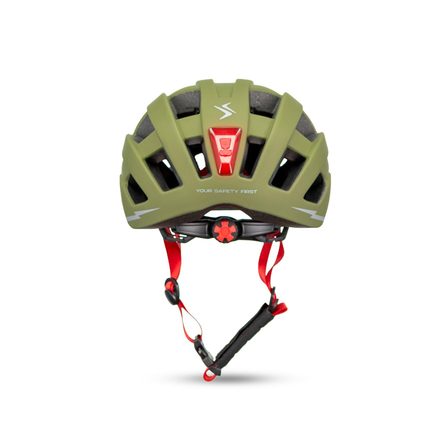 Casco de bicicleta verde visto desde atrás con luz trasera roja y correas rojas ajustables sobre fondo blanco.