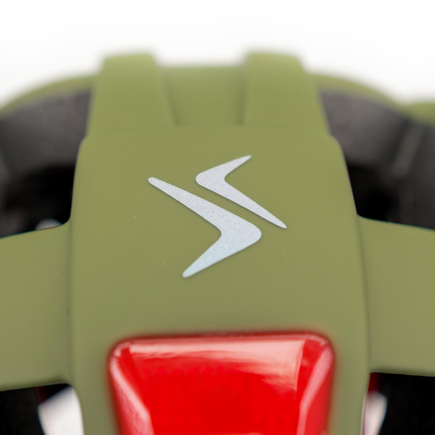 Casco verde con logotipo de rayo plateado y detalle rojo sobre fondo blanco.