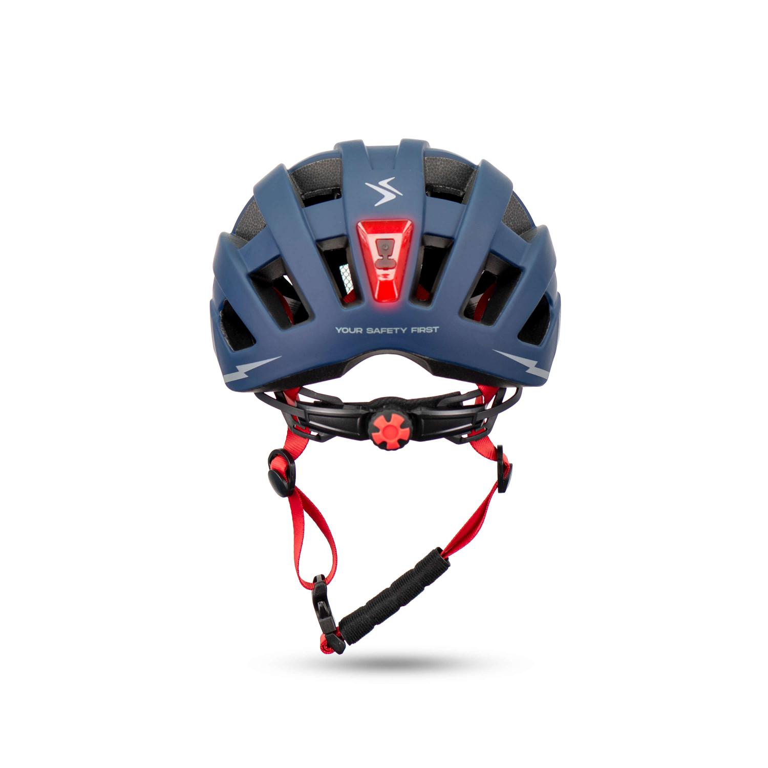Casco de bicicleta azul visto desde atrás con luz trasera roja y correas rojas sobre fondo blanco.