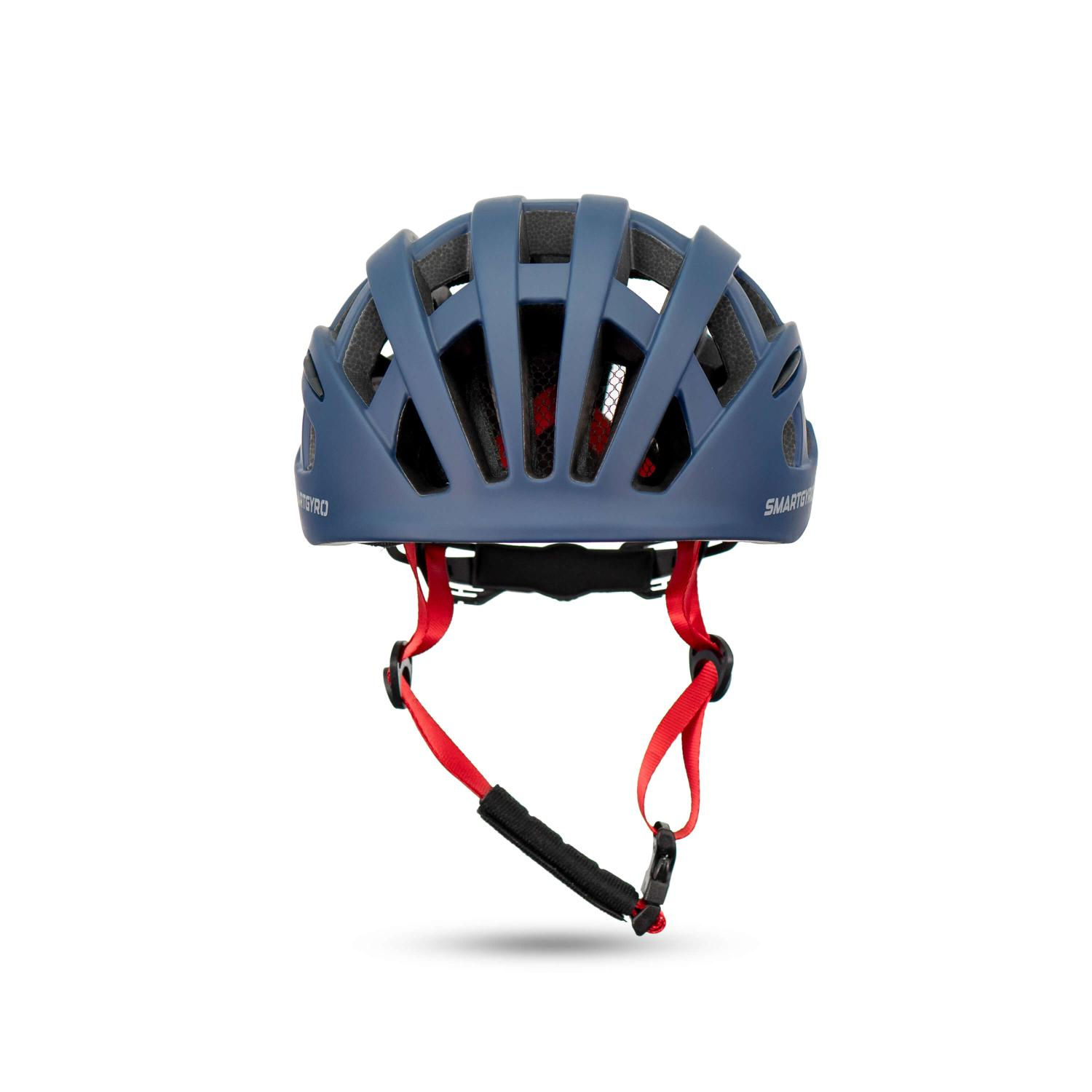 Un casco de bicicleta azul con correas rojas sobre fondo blanco.
