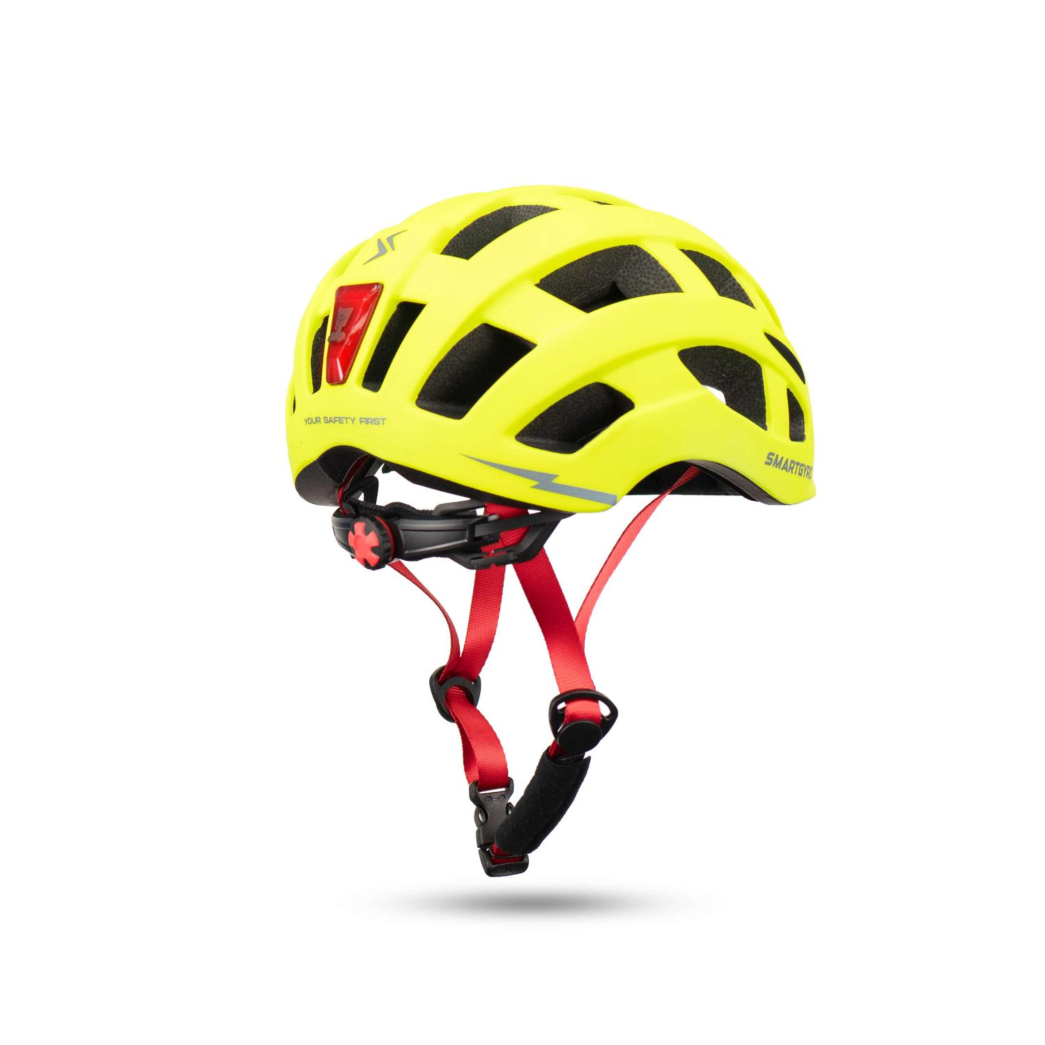 Casco de bicicleta amarillo neón con correas rojas y luz trasera integrada sobre fondo blanco.