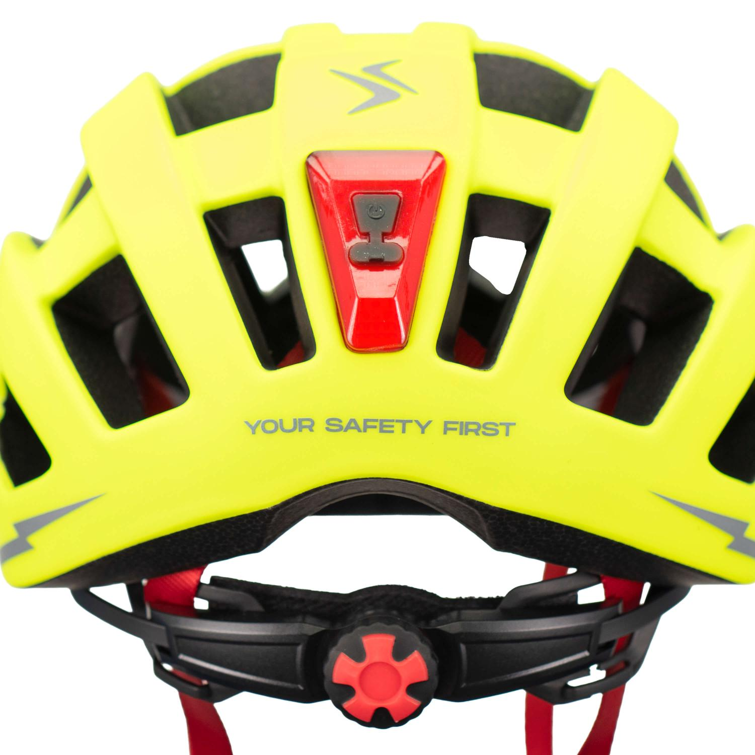 Casco de bicicleta amarillo visto desde atrás con luz roja y rueda.