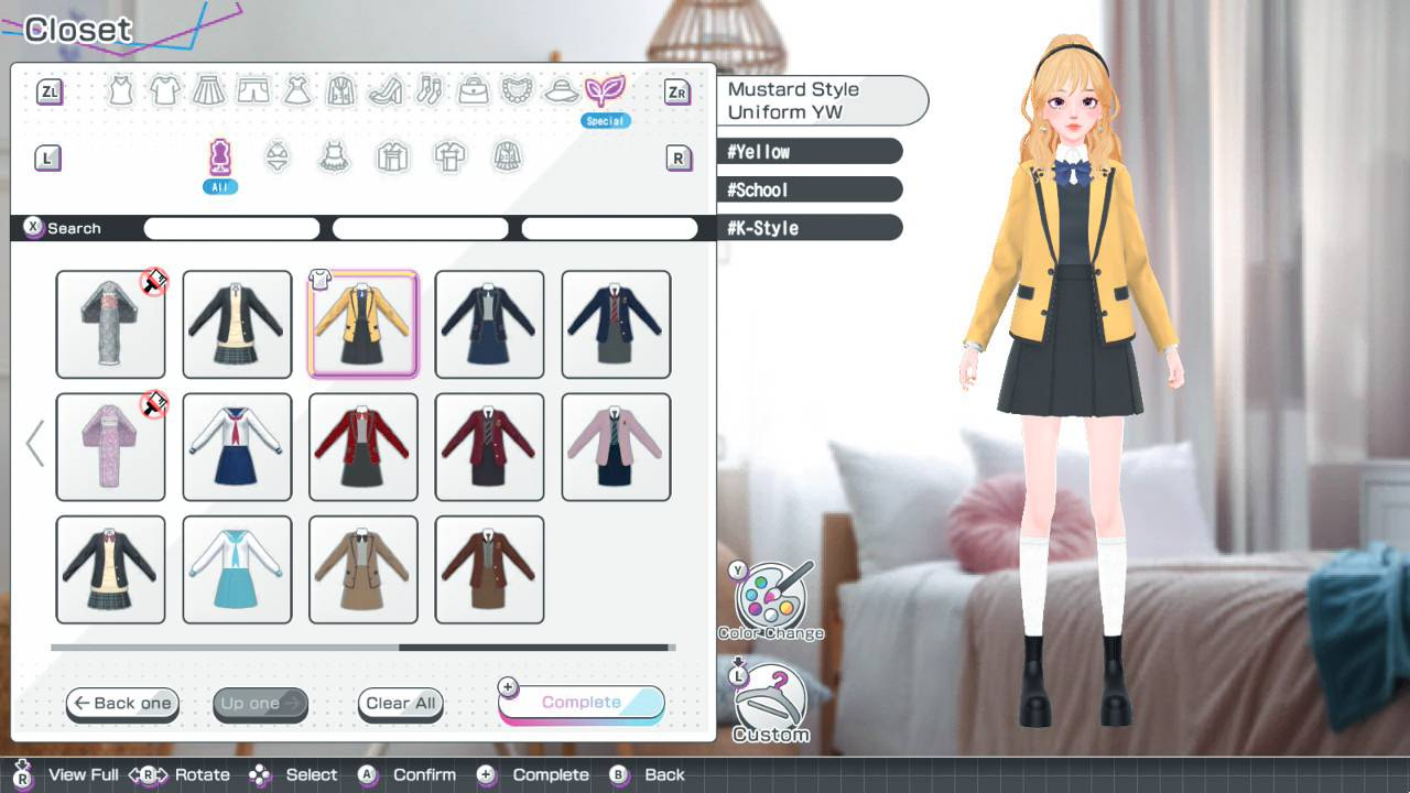 Menú de armario en un videojuego que muestra un avatar con chaqueta amarilla y falda escolar negra.