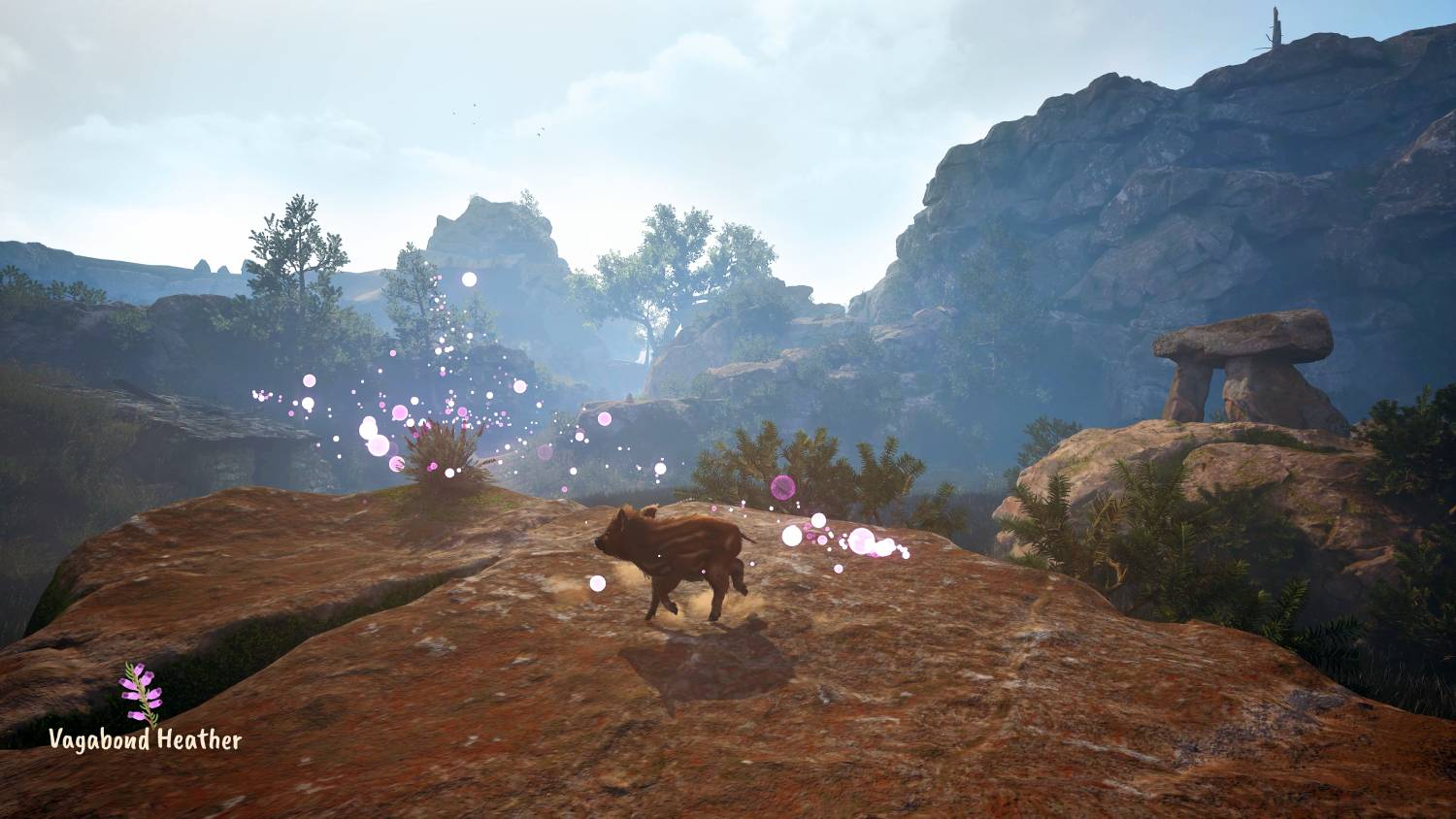Un jabalí corre por un acantilado rocoso con partículas de brillo rosa, con un paisaje montañoso al fondo.