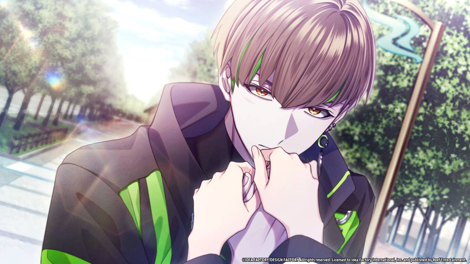Un hombre de anime con mechas verdes en el cabello castaño posa al aire libre con una sudadera.