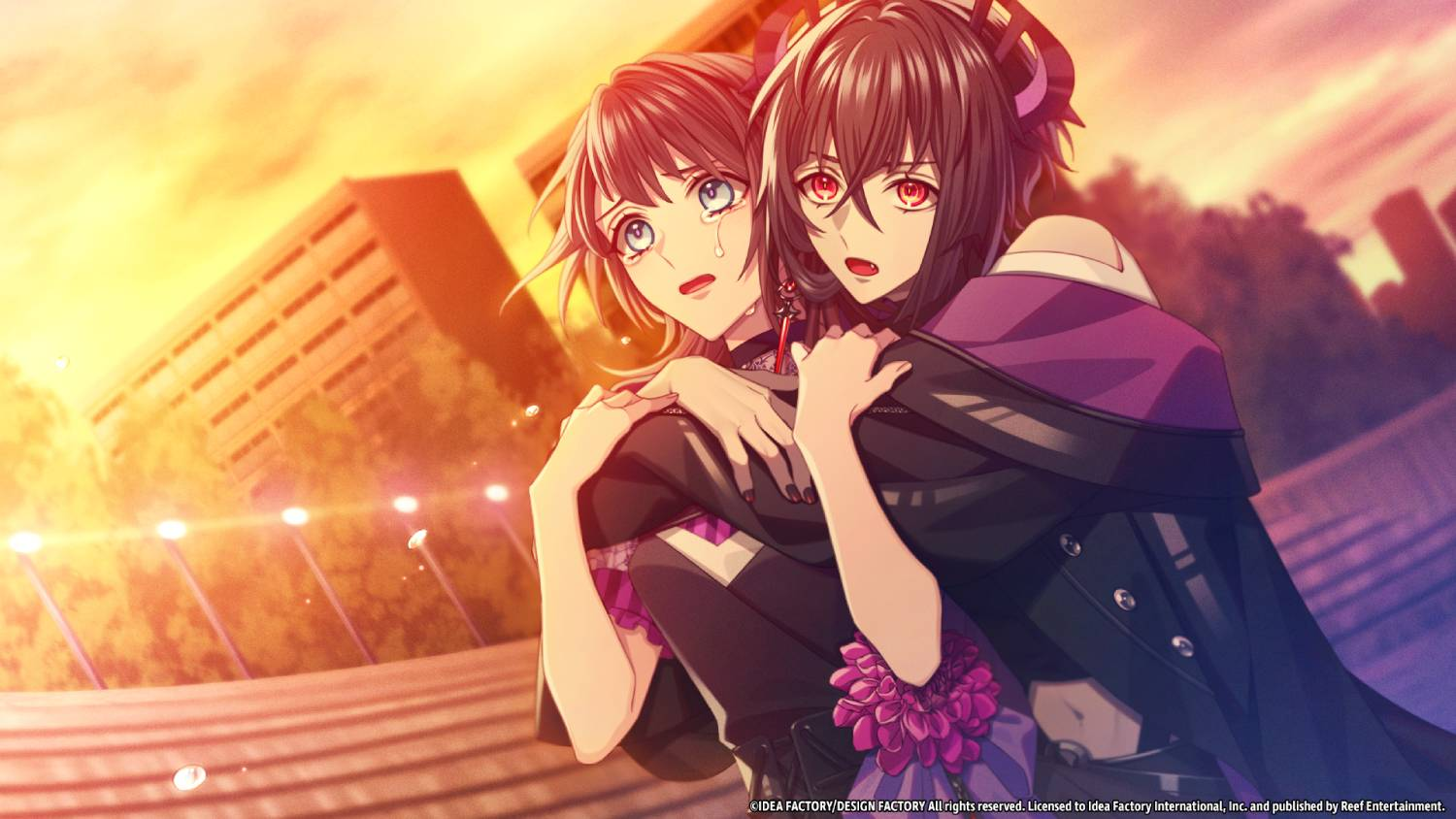 Dos personajes de anime se abrazan bajo la luz dorada del sol, con edificios al fondo.