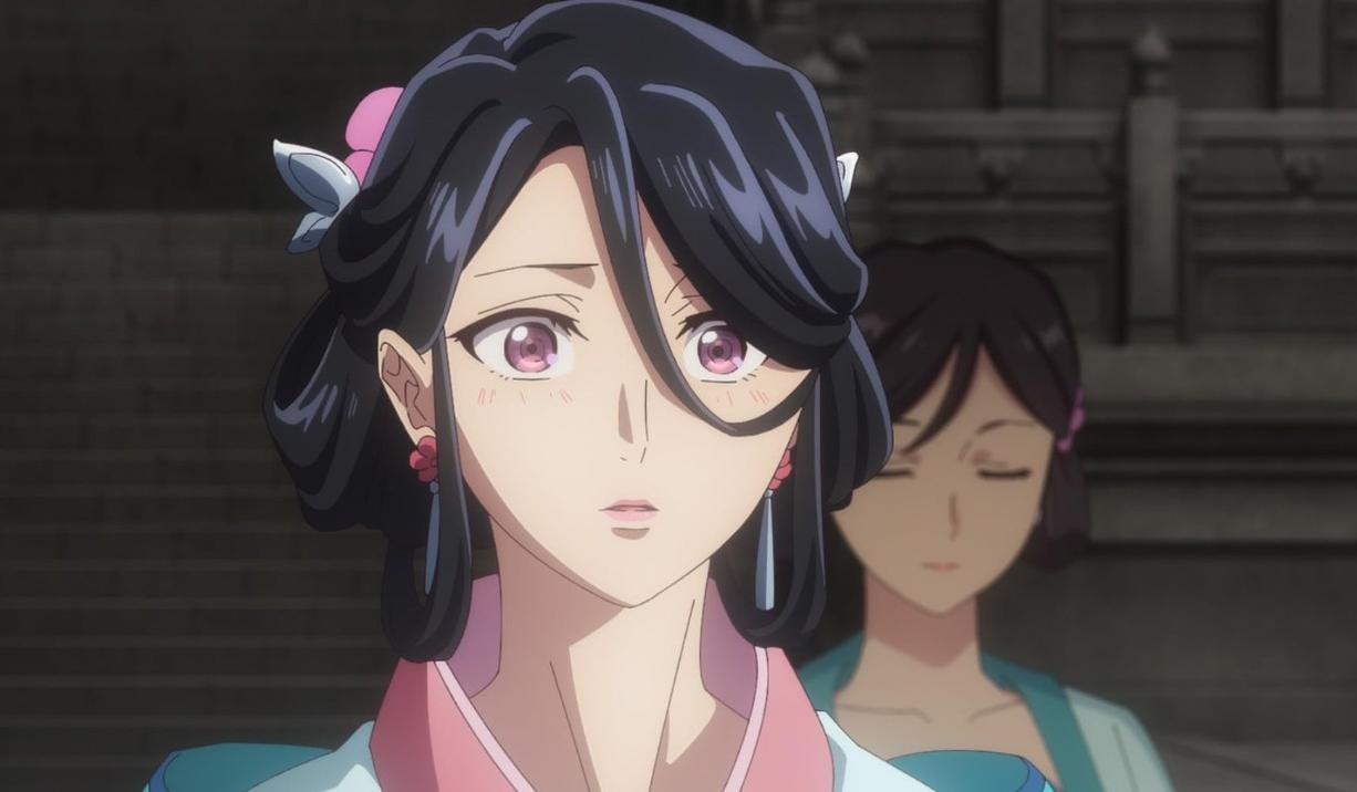 Anime-Frau mit langen schwarzen Haaren, rosa Augen und traditioneller Kleidung, im Hintergrund steht eine weitere Person.