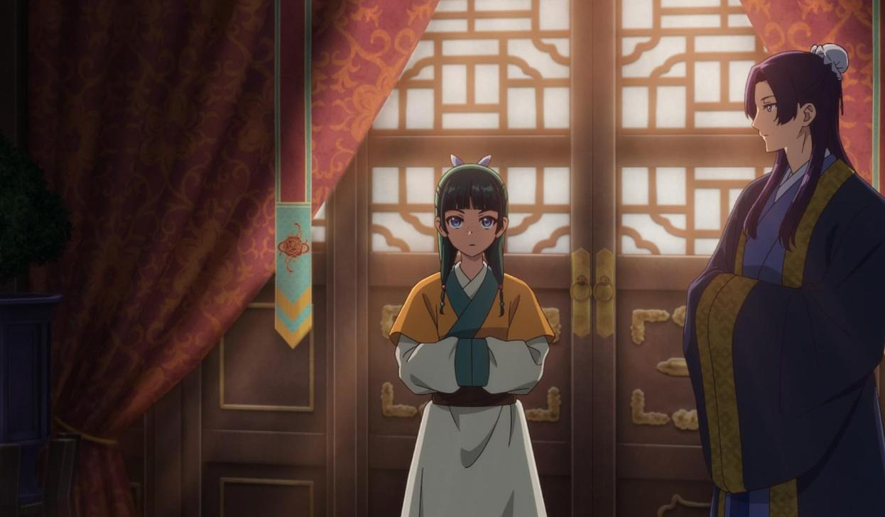 Eine Animeszene zeigt ein junges Mädchen vor traditionellen Türen, während eine Person in dunklen Gewändern zusieht.