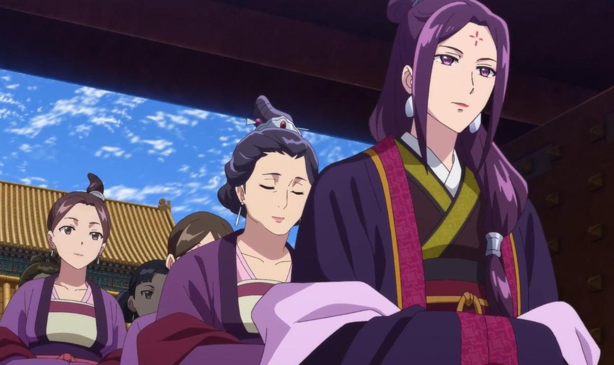 Drei Anime-Frauen in violetten traditionellen Roben stehen draußen vor einem Gebäude mit blauem Himmel.