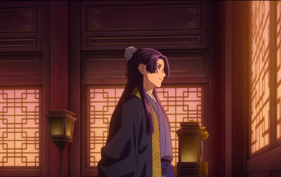 Anime-Charakter mit langem violettem Haar in traditioneller Kleidung steht in einem warm beleuchteten Raum.