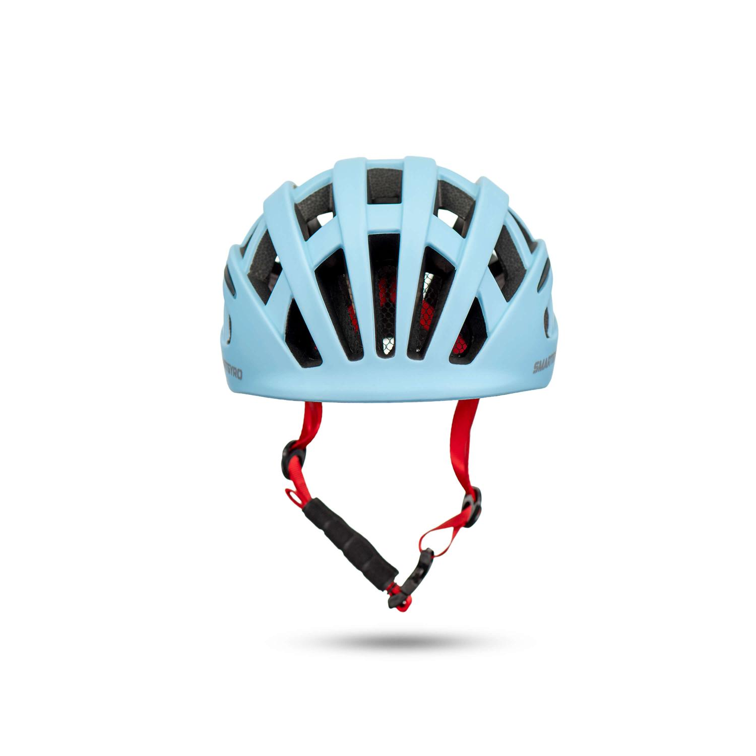 Un casco de bicicleta azul claro con ranuras de ventilación y correas rojas sobre fondo blanco.