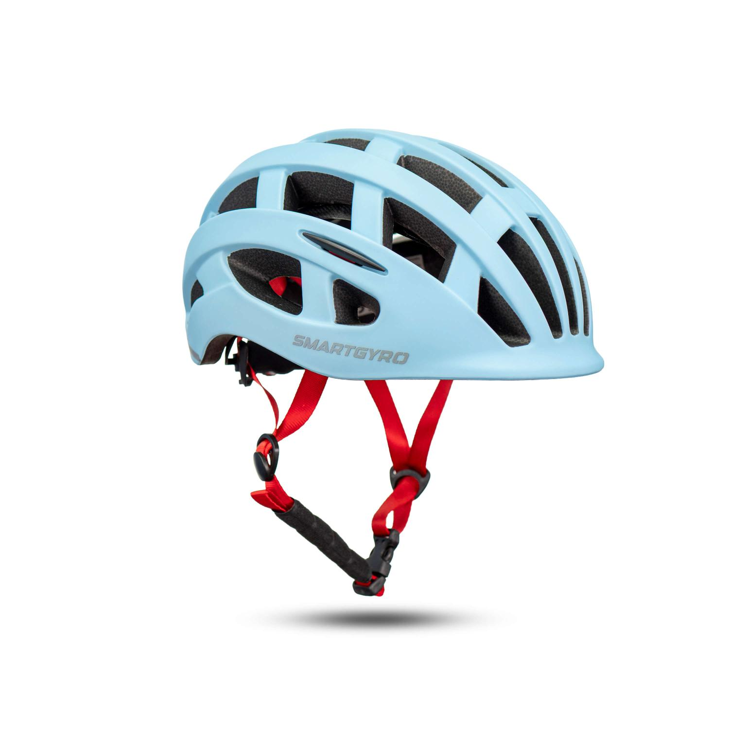 Un casco de bicicleta SMARTGYRO azul claro con agujeros de ventilación negros y correas rojas sobre fondo blanco.