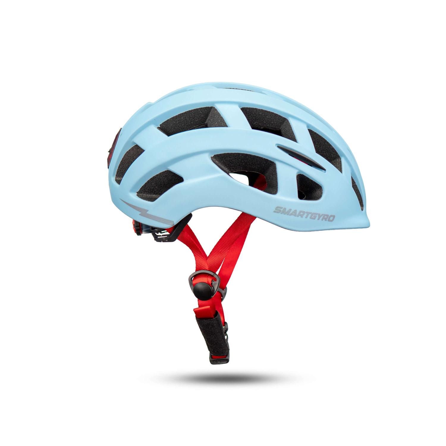 Un casco de bicicleta azul claro con correas rojas y aberturas negras sobre fondo blanco.