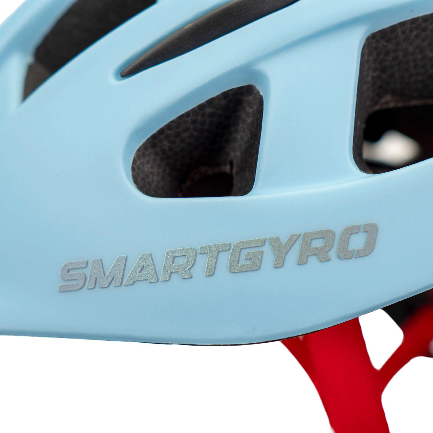 Primer plano de un casco de bicicleta azul claro con el logotipo de Smartgyro y agujeros de ventilación.
