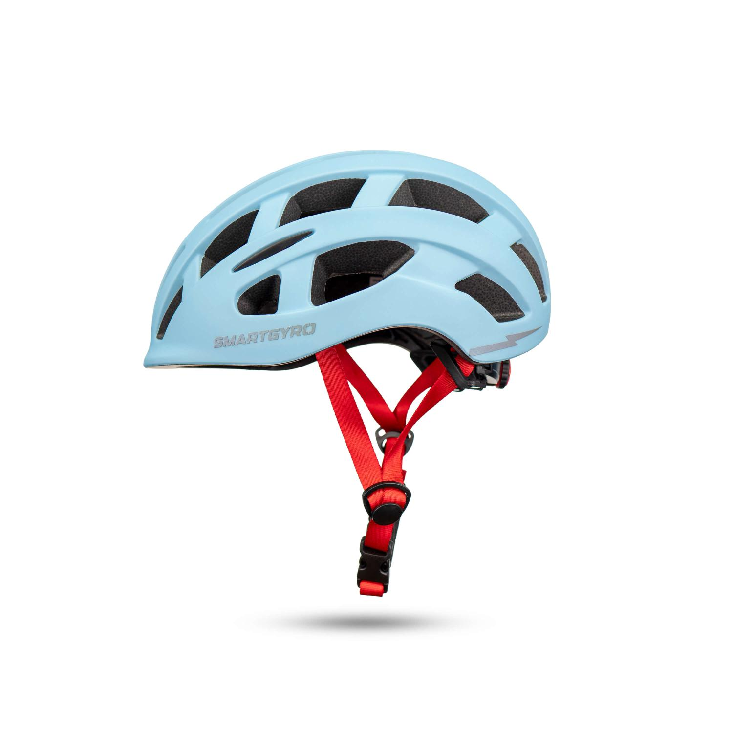Un casco de bicicleta azul claro con ranuras de ventilación, correas rojas y la marca SMARTGYRO sobre fondo blanco.