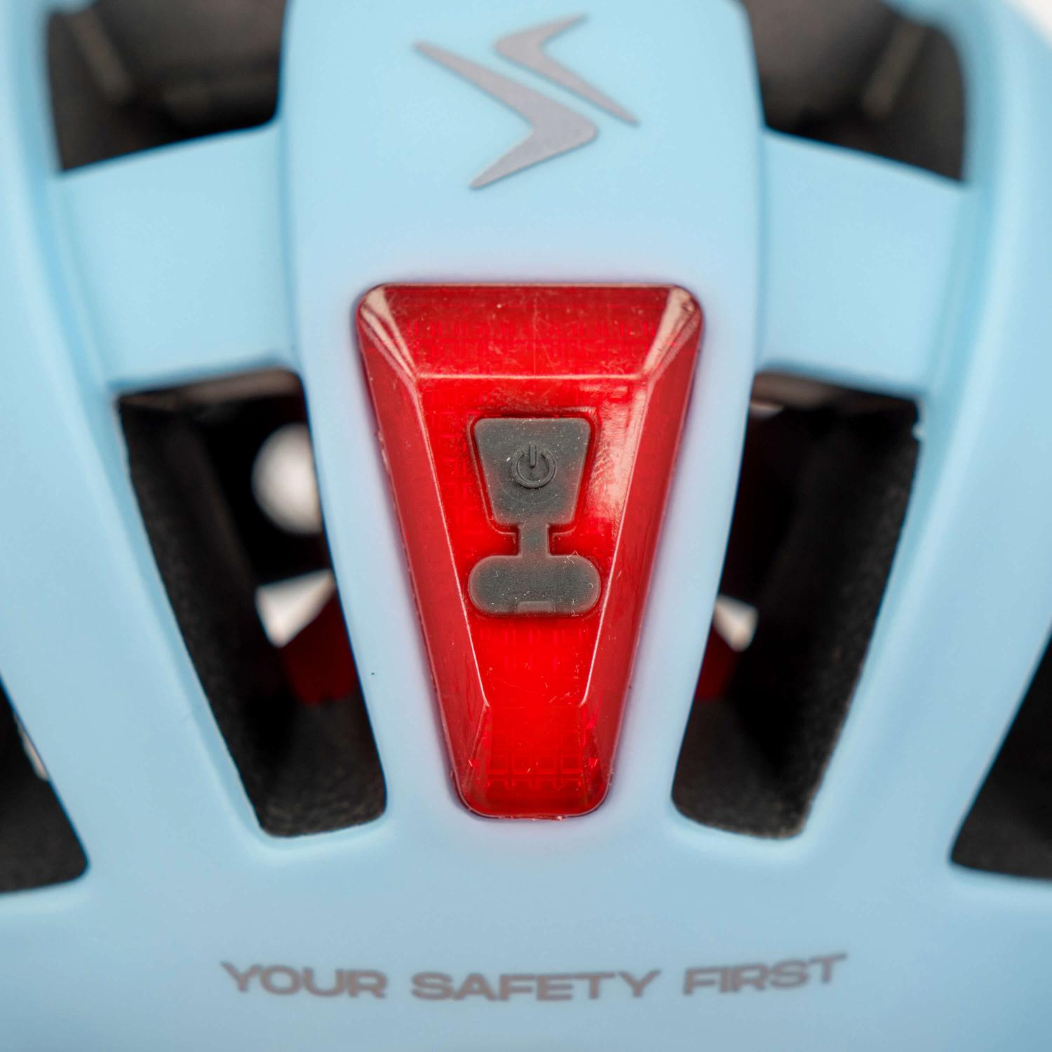 Parte trasera de un casco de bicicleta azul con luz LED roja integrada y botón de encendido.