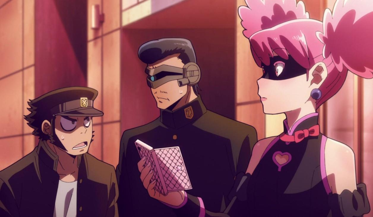 Drei Anime-Figuren im Freien: Ein besorgter Junge in Uniform, ein Mann mit Brille und ein Mädchen mit rosa Haaren.