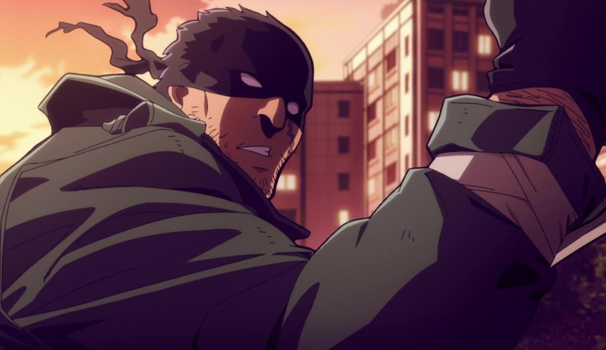 Ein maskierter Anime-Kämpfer in einer grünen Jacke vor einer nächtlichen Stadtkulisse.
