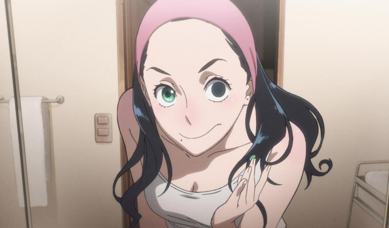 Eine Anime-Frau mit pinkem Stirnband und weißem Top lächelt und hält eine Pille.