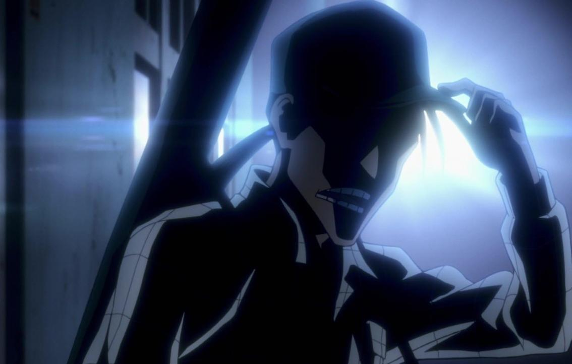 Eine dunkle Anime-Figur trägt eine Mütze und steht vor einem hellen Licht in einer schattigen Szene.