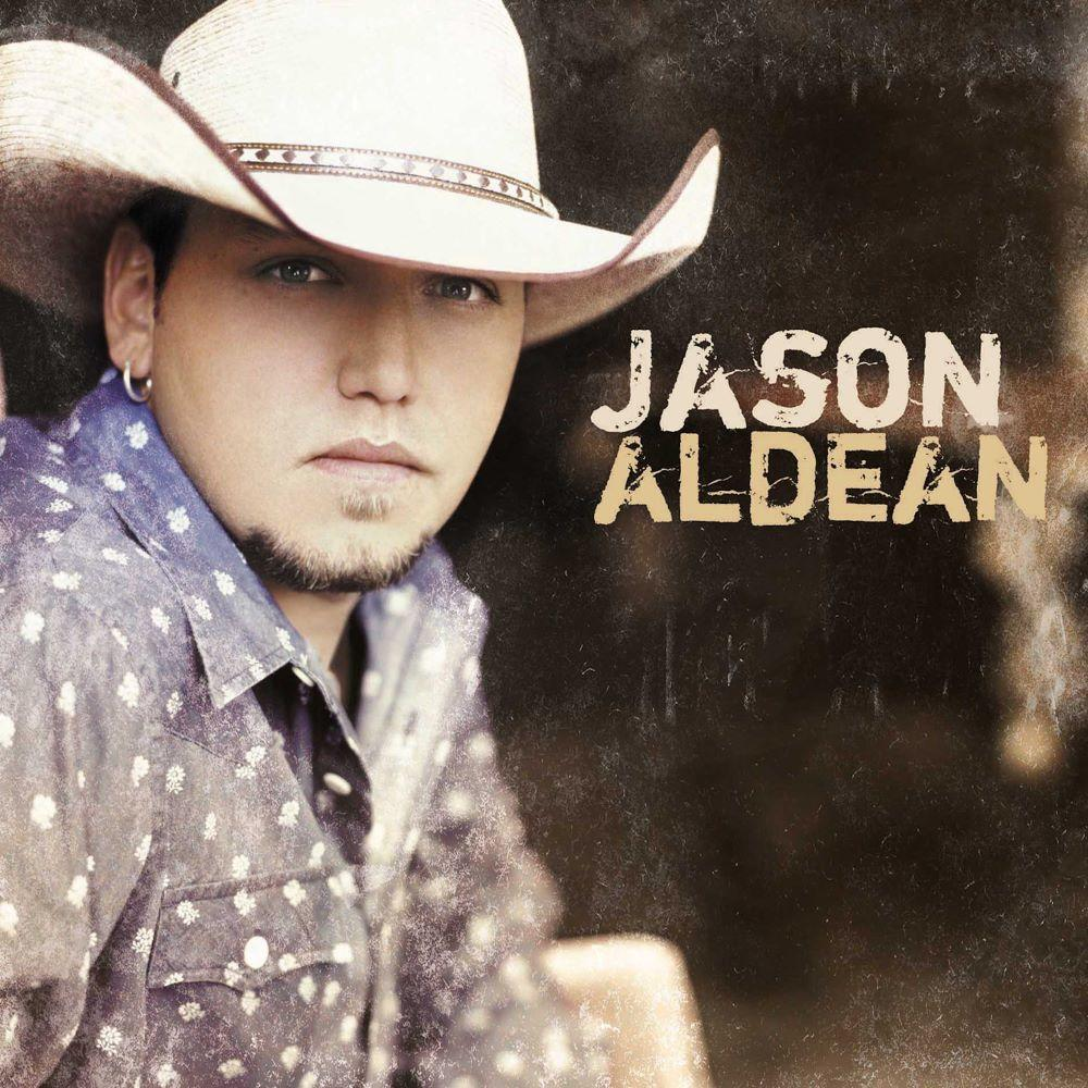 Porträt des Country-Sängers Jason Aldean mit Cowboyhut und gemustertem Hemd, der ernst in die Kamera blickt.