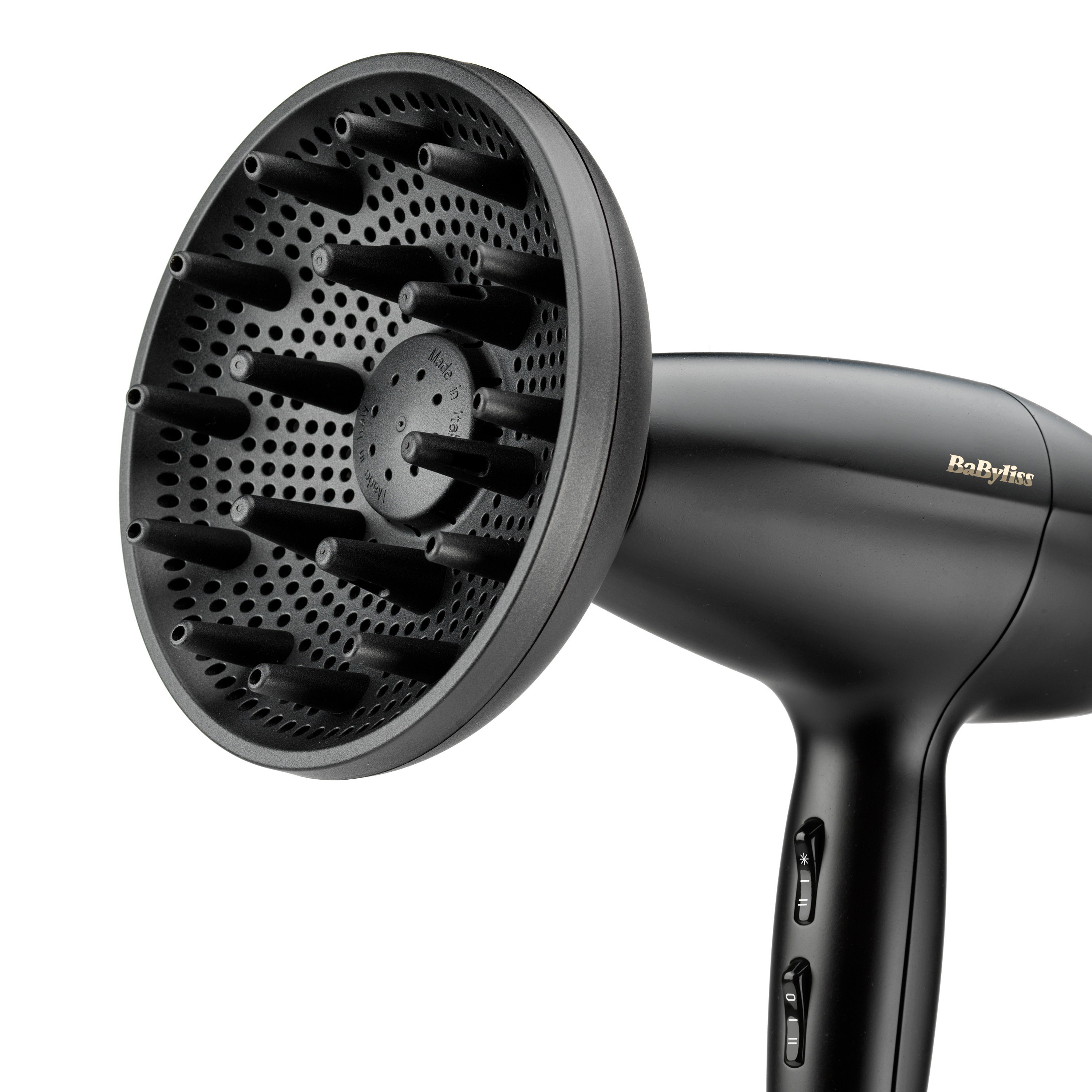 Schwarzer BaByliss Haartrockner mit Diffusor-Aufsatz auf weißem Hintergrund.