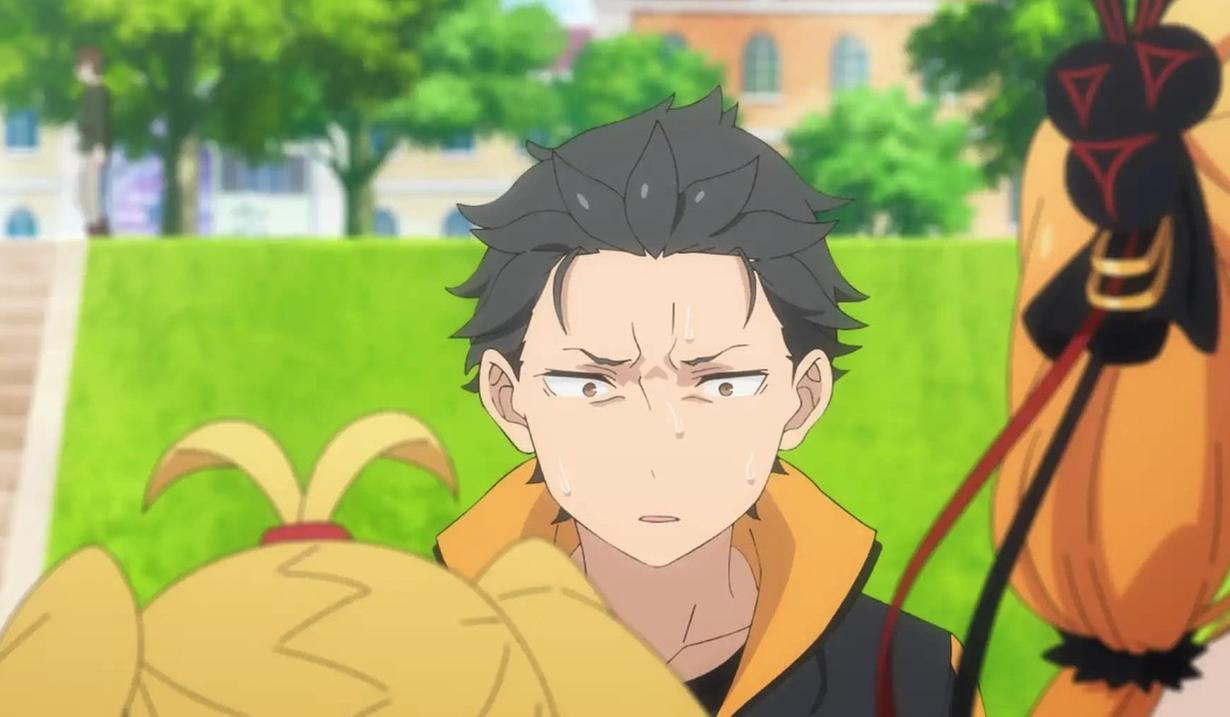 Ein Anime-Junge mit kurzen schwarzen Haaren und einem besorgten Gesichtsausdruck schwitzt im Freien.