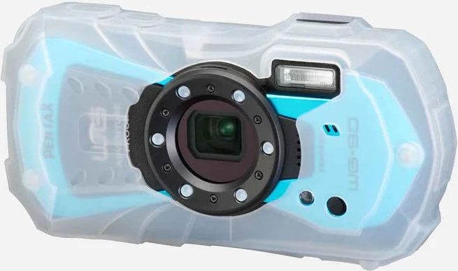 Appareil photo sous-marin Pentax bleu dans un étui de protection translucide sur fond blanc.