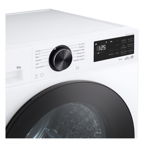 Primer plano de una lavadora blanca con selector negro, pantalla digital y puerta de cristal circular.