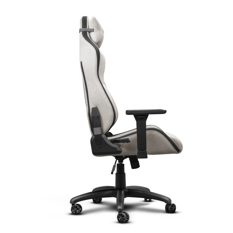 Vista lateral de una silla de juego ergonómica gris y negra con ruedas sobre fondo blanco.
