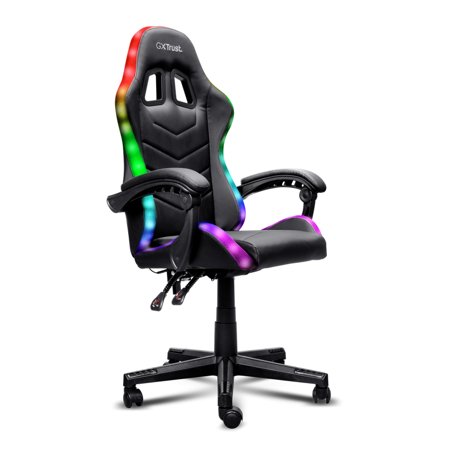 Una silla de juego negra con vibrante iluminación RGB a lo largo de sus bordes sobre fondo negro.