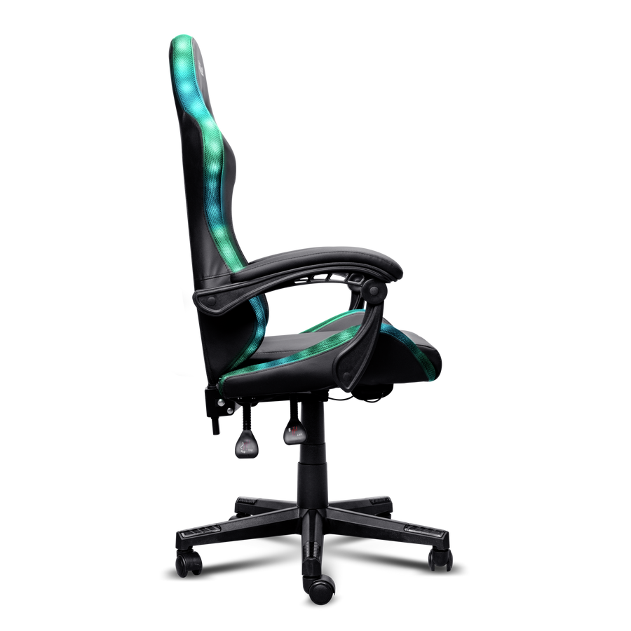 Una silla de juego negra con luces LED brillantes de color verde azulado y azul en el lateral, sobre fondo negro.