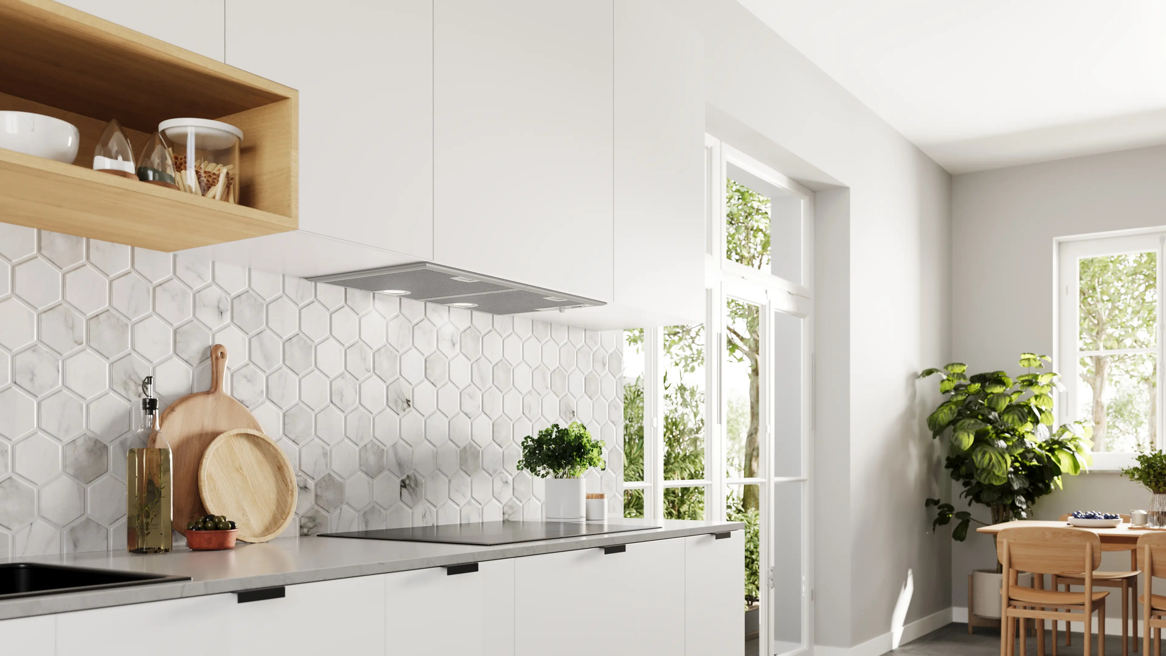 Cocina blanca moderna con azulejos hexagonales de mármol, detalles de madera, estufa empotrada y vista al jardín.