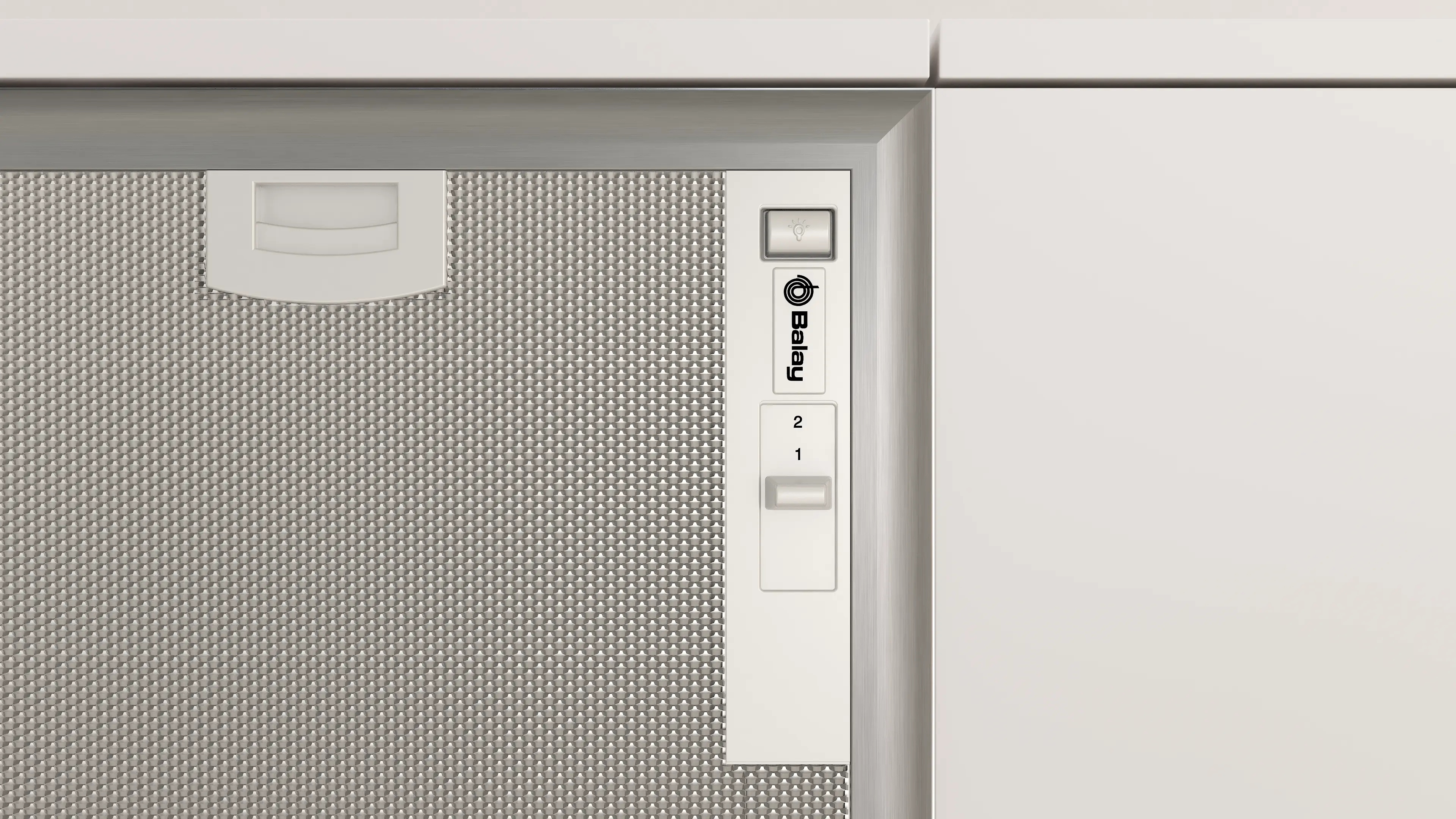 Panel de control de una campana extractora Balay con interruptor de luz, selector de velocidades 1 y 2 y filtro metálico.